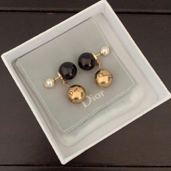 Gli ultimi orecchini a sfera in bronzo perlato grandi e piccoli di Dior (5FCC)