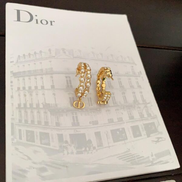 Gli ultimi ganci per orecchie con perle e diamanti di Dior (F1C5)