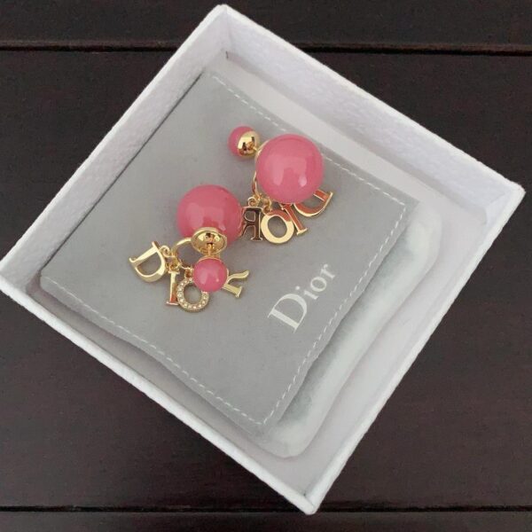 Gli ultimi orecchini a bottone con lettere di perle rosa di Dior (DD6D)