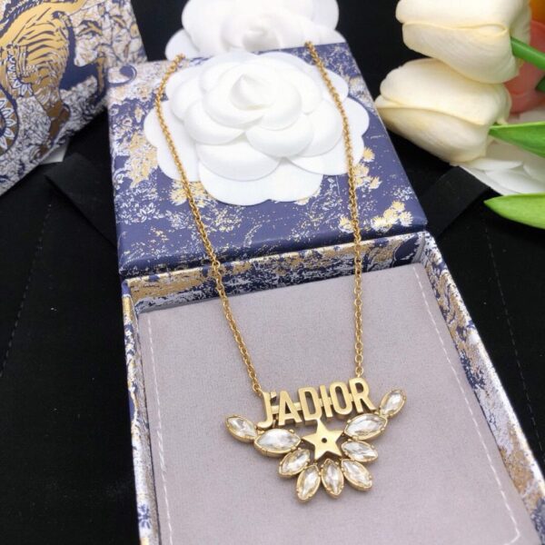 Dior lancia la nuova collana Dior marquise (4D7D)