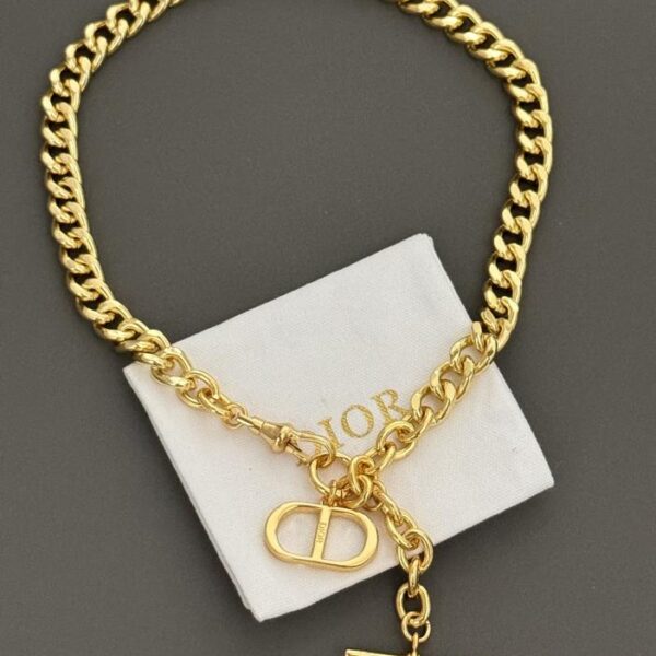 La nuova collana con lettera cd di Dior, materiale consistente in ottone (C533)