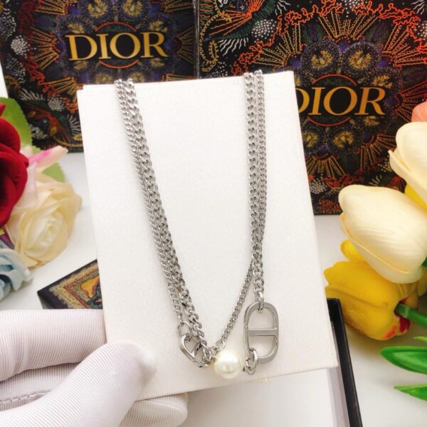 L'ultima collana a doppio strato di Dior (C8D9)