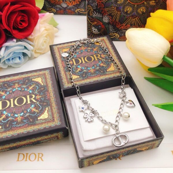 L’ultima collana con naso di maiale di Dior (9F4B)