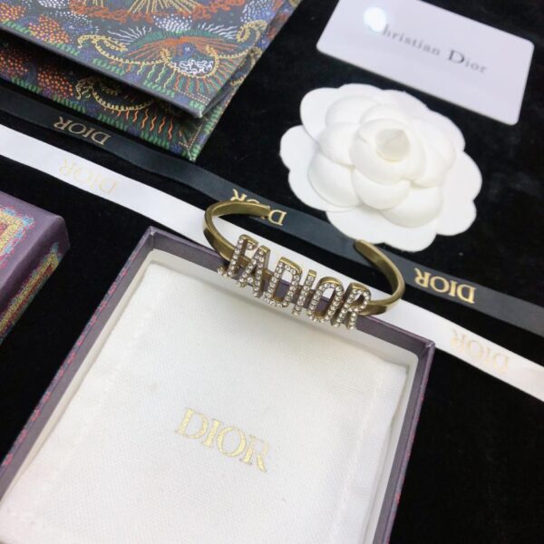 replica,repliche,fake,1:1,earrings,bracelet,ring,jewelry Il nuovo contatore vintage di Dior è coerente (2D4E)