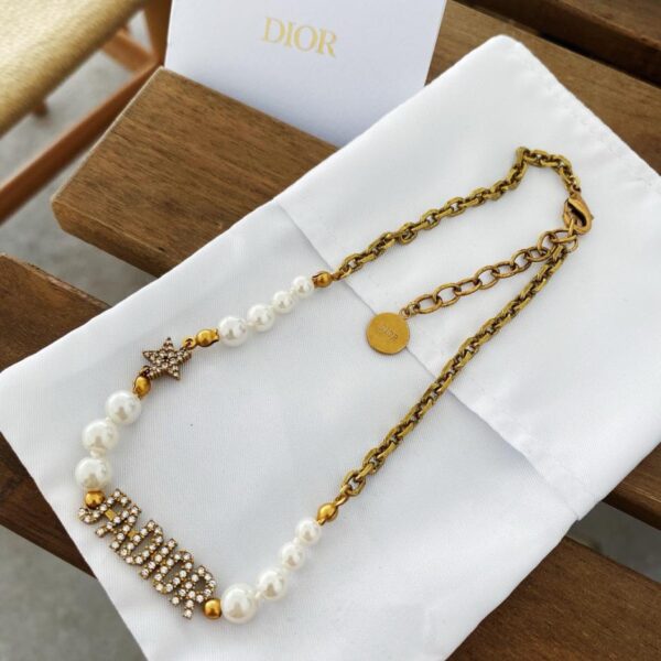 L'ultima collana di Dior (DB24)