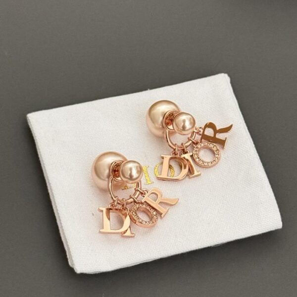 Orecchini a bottone con lettera D Dior in oro rosa (722D)