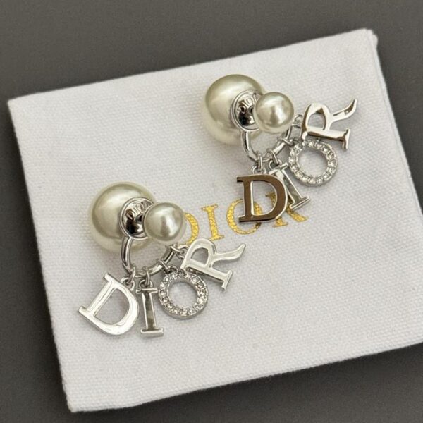 Orecchini a bottone con accessori Dior in argento con lettera D (BA47)