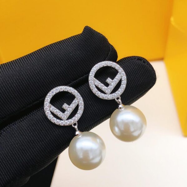replica,repliche,fake,1:1,earrings,bracelet,ring,jewelry Orecchini a bottone Fendi con diamanti e perle pendenti in argento (D71B)