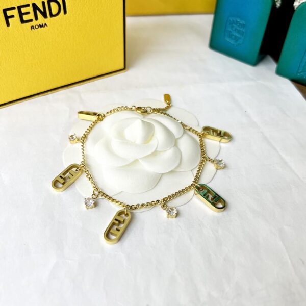 replica,repliche,fake,1:1,earrings,bracelet,ring,jewelry Il nuovo braccialetto FF piccolo O”Lock di FENDI (E53E)