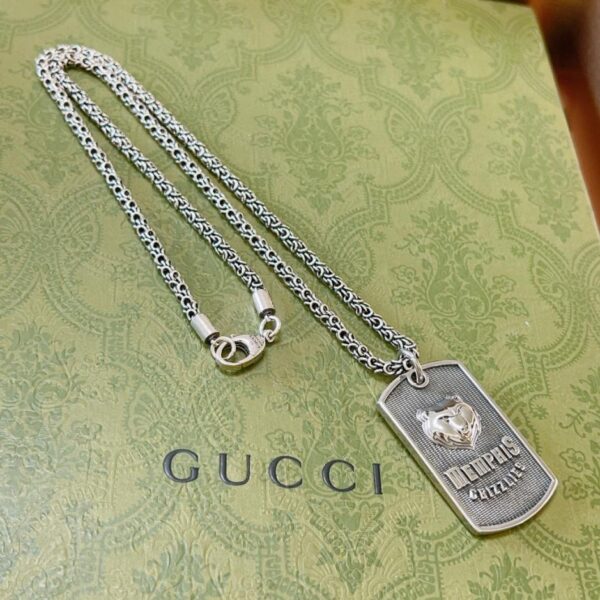 L'ultimo modello di borsa di Gucci, la classica collana doppia G della serie Anger Forest 13C5)