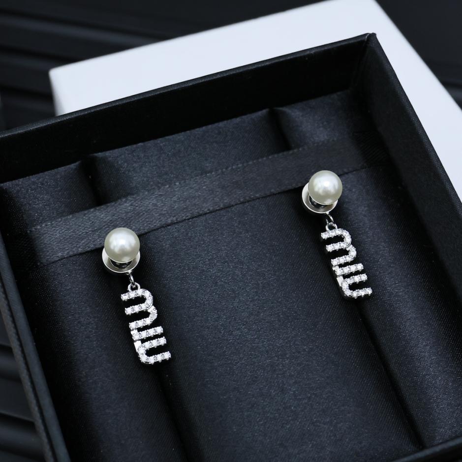 replica,repliche,fake,1:1,earrings,bracelet,ring,jewelry orecchini miumiu con lettere di perle (918E) replica,repliche,fake,1:1,earrings,bracelet,ring,jewelry orecchini miumiu con lettere di perle (918E)