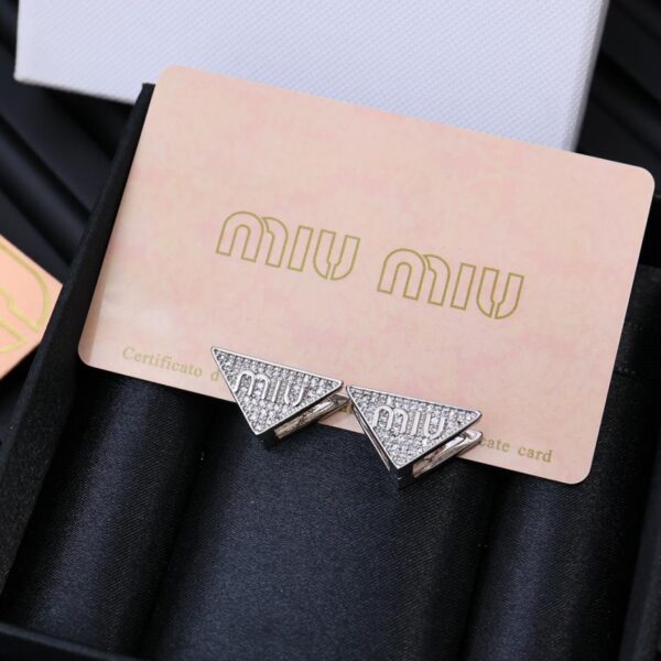replica,repliche,fake,1:1,earrings,bracelet,ring,jewelry Orecchini a bottone con lettera triangolare francese vintage Miumiu smaltati su entrambi i lati (2351)