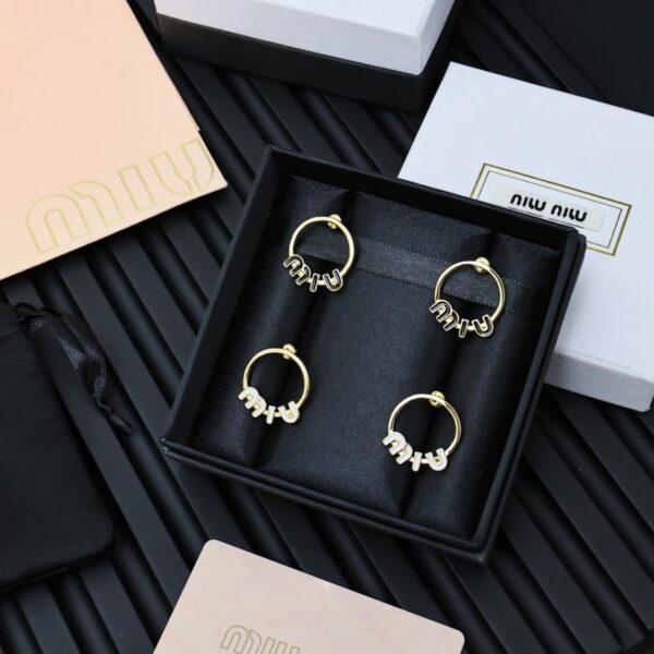 replica,repliche,fake,1:1,earrings,bracelet,ring,jewelry orecchini miumiu con lettera smaltata (197E)