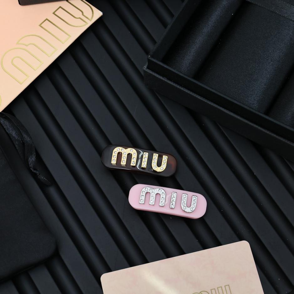 replica,repliche,fake,1:1,earrings,bracelet,ring,jewelry Forcina per capelli MIUMIU con lettera piena di diamanti (E5E4) replica,repliche,fake,1:1,earrings,bracelet,ring,jewelry Forcina per capelli MIUMIU con lettera piena di diamanti (E5E4)