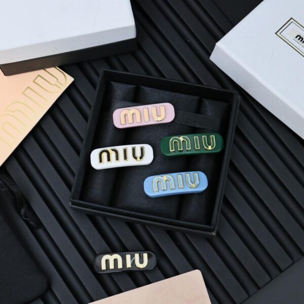 replica,repliche,fake,1:1,earrings,bracelet,ring,jewelry Forcina per capelli con lettera smaltata MIUMIU (94D0)