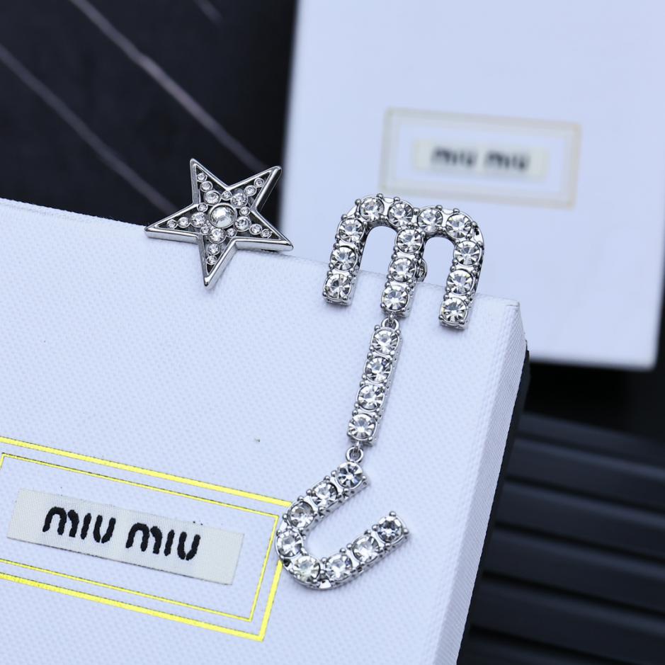 replica,repliche,fake,1:1,earrings,bracelet,ring,jewelry Orecchini Miu Miu lettera stella asimmetrica con lettera (957C) replica,repliche,fake,1:1,earrings,bracelet,ring,jewelry Orecchini Miu Miu lettera stella asimmetrica con lettera (957C)