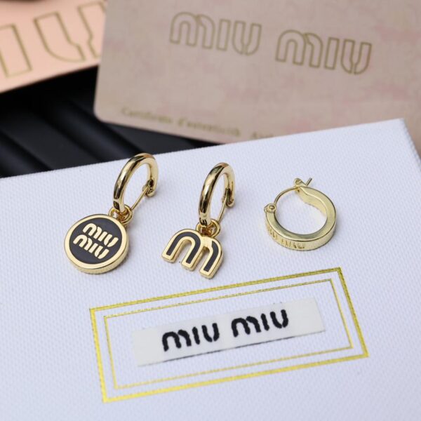 replica,repliche,fake,1:1,earrings,bracelet,ring,jewelry Set di tre pezzi di orecchini popolari Miu Miu (CEC5)