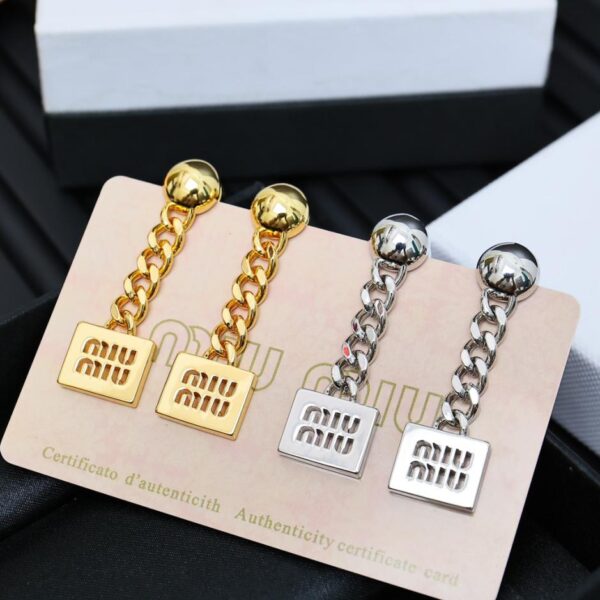 replica,repliche,fake,1:1,earrings,bracelet,ring,jewelry Orecchini quadrati a catena Miumiu Orecchini con scritta nera cava a catena dorata (5981)