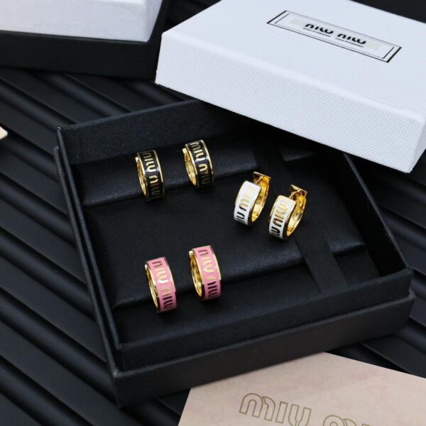 orecchini a cerchio con lettere smaltate miumiu (AA98)