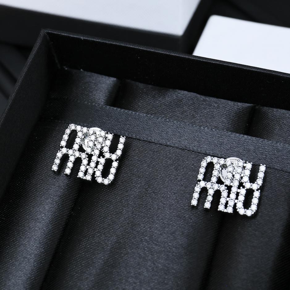 replica,repliche,fake,1:1,earrings,bracelet,ring,jewelry MIUMIU nuovi orecchini a bottone in argento con lettera piena di diamanti (D27A) replica,repliche,fake,1:1,earrings,bracelet,ring,jewelry MIUMIU nuovi orecchini a bottone in argento con lettera piena di diamanti (D27A)