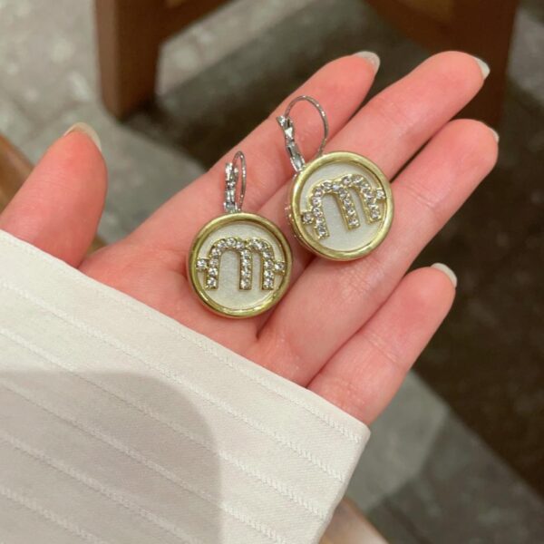 replica,repliche,fake,1:1,earrings,bracelet,ring,jewelry orecchini miumiu con lettera di diamanti e cristalli di madreperla naturale (7EA2)