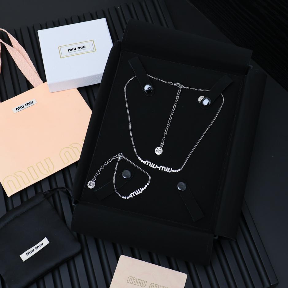 replica,repliche,fake,1:1,earrings,bracelet,ring,jewelry Collana con braccialetto con lettera squisita Miu Miu pieno di diamanti (E215) replica,repliche,fake,1:1,earrings,bracelet,ring,jewelry Collana con braccialetto con lettera squisita Miu Miu pieno di diamanti (E215)
