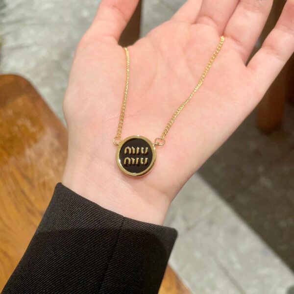 Collana con lettere miumiu (7149)