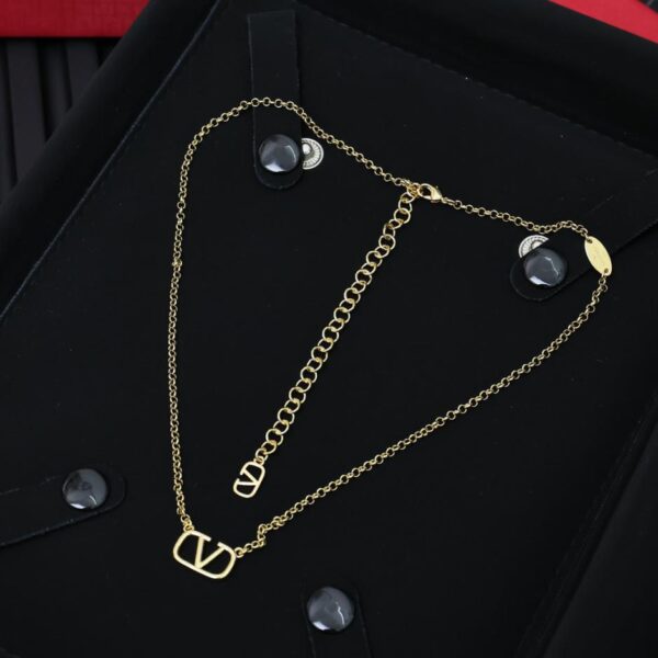 Collana lettera Valentino (3AB1)