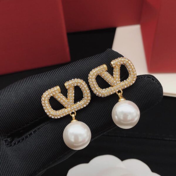 replica,repliche,fake,1:1,earrings,bracelet,ring,jewelry Orecchini Valentino con diamanti a forma di V e perle pendenti (5A9B)