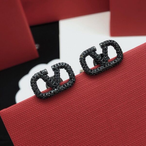 replica,repliche,fake,1:1,earrings,bracelet,ring,jewelry Orecchini Valentino a forma di V con diamanti neri (6F60)