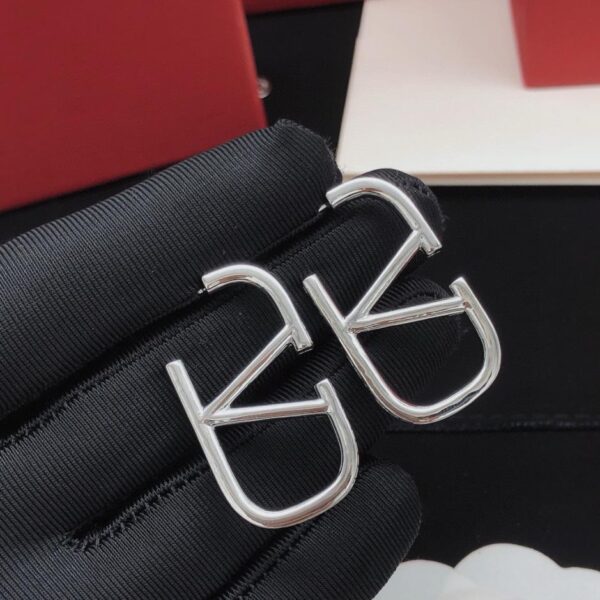 replica,repliche,fake,1:1,earrings,bracelet,ring,jewelry Gli ultimi orecchini a V di Valentino con diamanti sui bordi (282C)