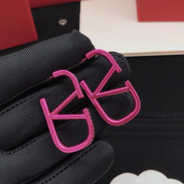 replica,repliche,fake,1:1,earrings,bracelet,ring,jewelry Gli ultimi orecchini a V di Valentino con diamanti sul bordo (8E9B)