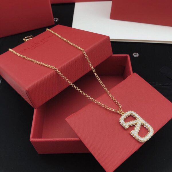 L'ultima collana di Valentino con diamante a forma di V (F7AC)