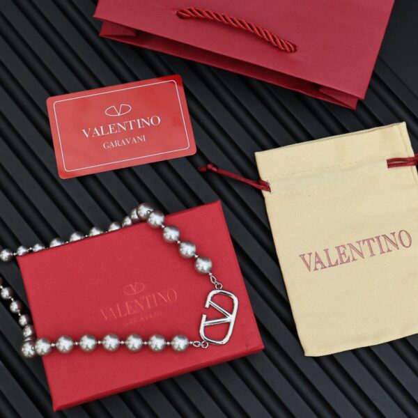 Valentino Collana di perle grigie con lettera Valentino (CDF0)