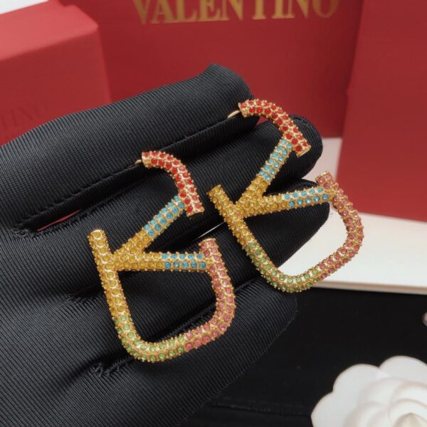 replica,repliche,fake,1:1,earrings,bracelet,ring,jewelry Gli ultimi orecchini con diamanti a forma di V di Valentino (8905)