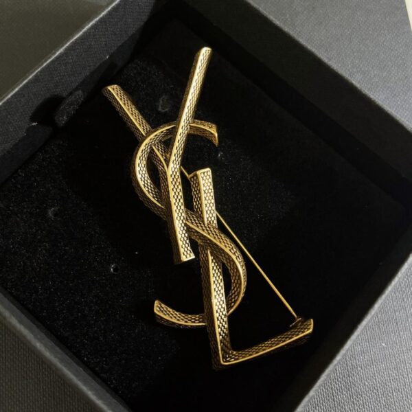 replica,repliche,fake,1:1,earrings,bracelet,ring,jewelry Spilla con lettera YSL Saint Laurent (A9A9)