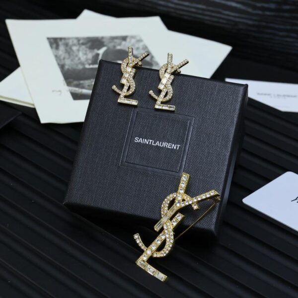 Yves Saint Laurent Orecchini con spilla con lettera piena di diamanti (660D)