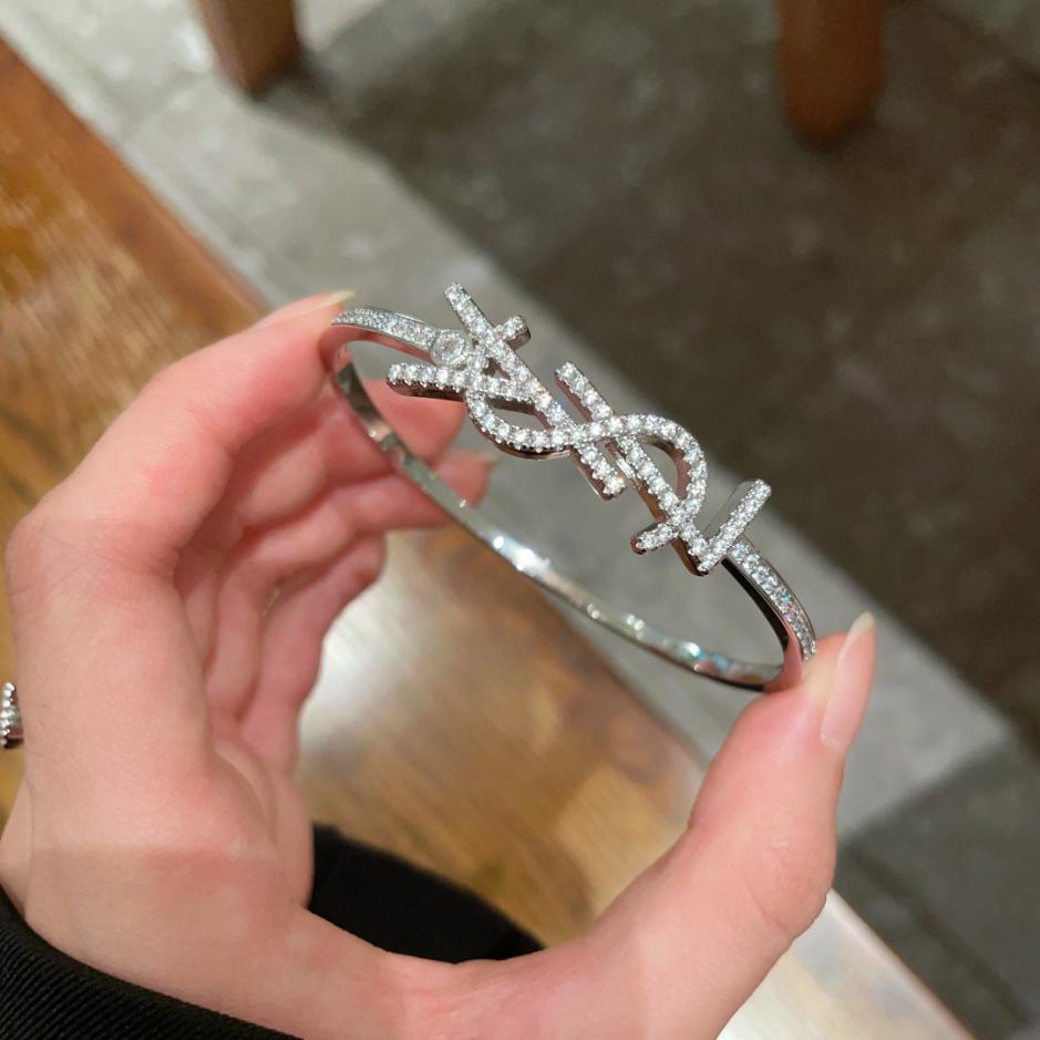 replica,repliche,fake,1:1,earrings,bracelet,ring,jewelry Bracciale con diamanti con lettere Yves Saint Laurent (C4D2) replica,repliche,fake,1:1,earrings,bracelet,ring,jewelry Bracciale con diamanti con lettere Yves Saint Laurent (C4D2)