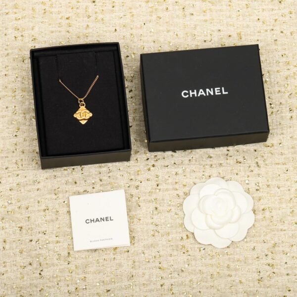 Collana Chanel con piccoli diamanti
