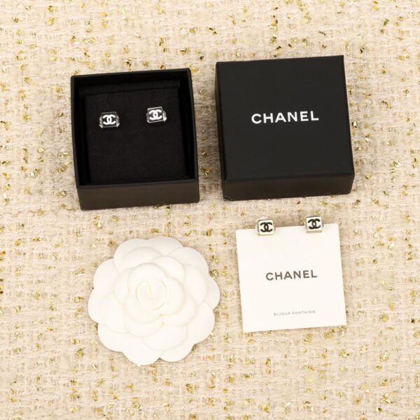 Orecchini Chanel con zolletta di zucchero