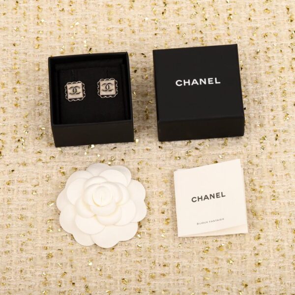 Orecchini Chanel con zolletta di zucchero in pizzo nero