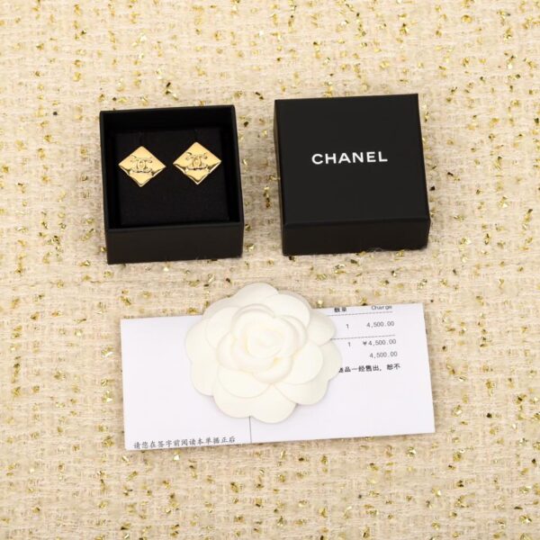 Orecchini a bottone Chanel con doppia C quadrata con diamanti