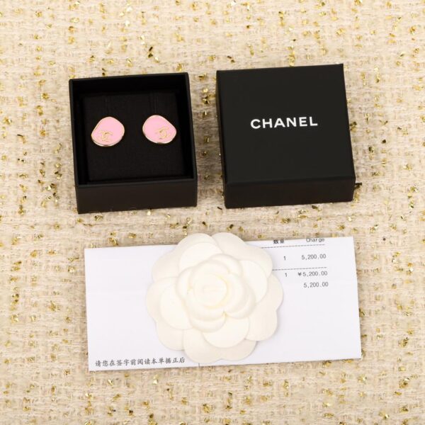 Orecchini Chanel doppia C gocciolanti di olio rosa semplici e quotidiani