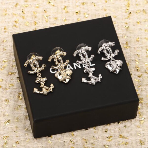 Orecchini a bottone asimmetrici doppia C Chanel Love Anchor