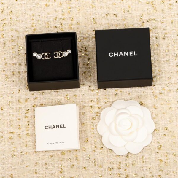 Orecchini Chanel doppia C con diamanti Swarovski