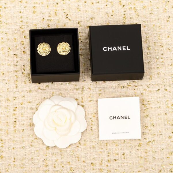 Orecchini a bottone Chanel con doppia C con diamanti rotondi