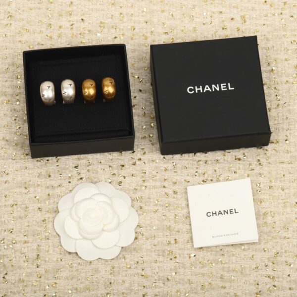 replica,repliche,fake,1:1,earrings,bracelet,ring,jewelry Piccolo copriorecchino a semicerchio con graffiti Chanel