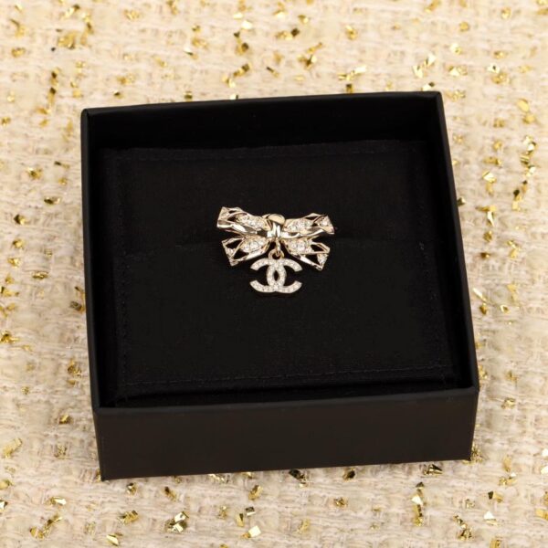 replica,repliche,fake,1:1,earrings,bracelet,ring,jewelry Spilla Chanel con fiocco cavo appeso e piccola spilla