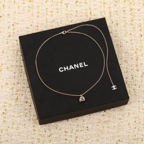 Collana Chanel con zollette di zucchero