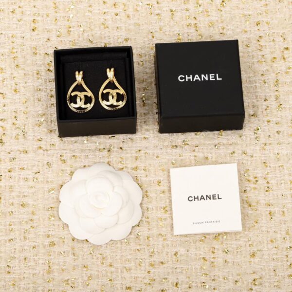 Orecchini Chanel con lettere incise a goccia d'acqua